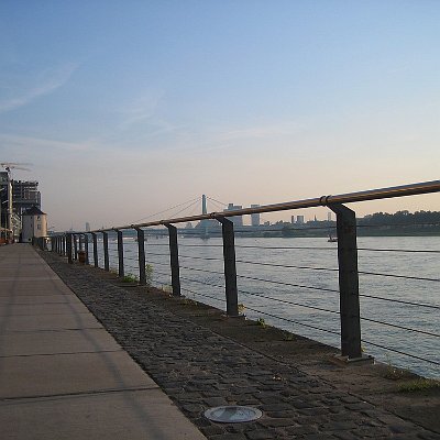 Geländer am Rhein Kaimauer Geländer