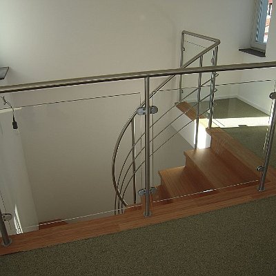 DSCN2150 Die Podestgeländer haben eine Glasfüllung.