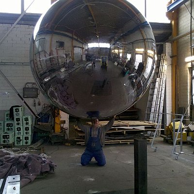 Große Edelstahlkugel poliert